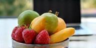 Bol de fruits accompagné d’un ordinateur portable