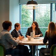Atelier bien-être en entreprise, groupe en réunion