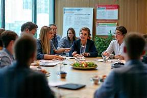 Groupe en réunion atelier nutrition au bureau