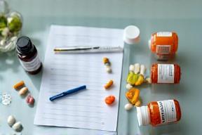 Compléments alimentaires sur plan de travail